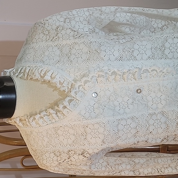 White lace blouse vintage by Carefree Fashions out of Scottsdale AZ size… - Picture 3 of 13